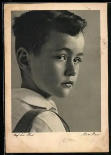 Foto-AK Max Baur: Junge im Porträt, Auf der Hut