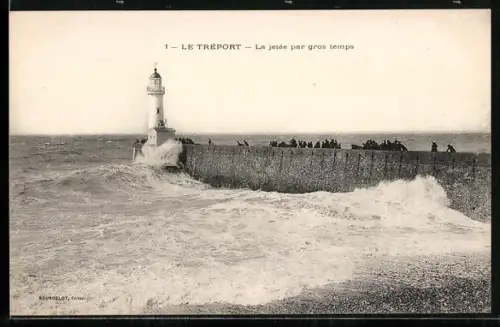 AK Le Tréport, La jetée par gros temps, le Phare