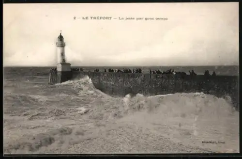 AK Le Tréport, La jetée par gros temps