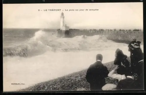 AK Le Tréport, La jetée un jour de tempête