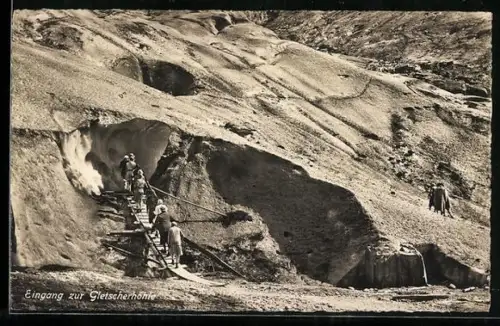 AK Gletscherhöhle, Personen auf der Treppe am Eingang