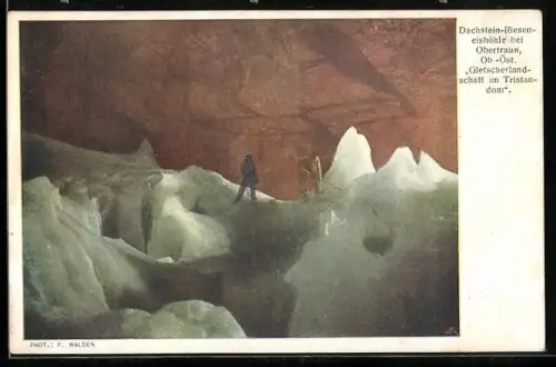 AK Dachstein-Rieseneishöhle bei Obertraun, Gletscherlandschaft im Tristandom, zwei Männer auf dem Eis