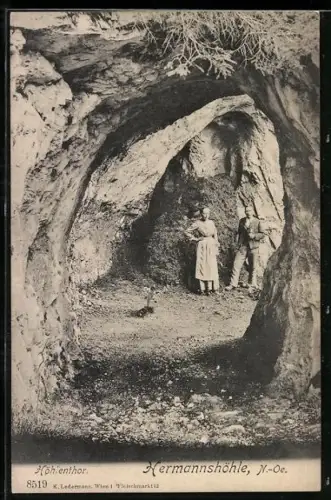 AK Hermannshöhle /N.Oe., Höhlentor mit zwei posierenden Besuchern