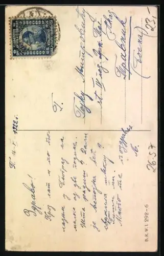 Künstler-AK Mela Köhler: Dame im Kleid mit Erinnerungsstücken