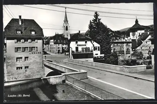AK Laufen /Bern, Strassenpartie mit Metzgerei und Kirche