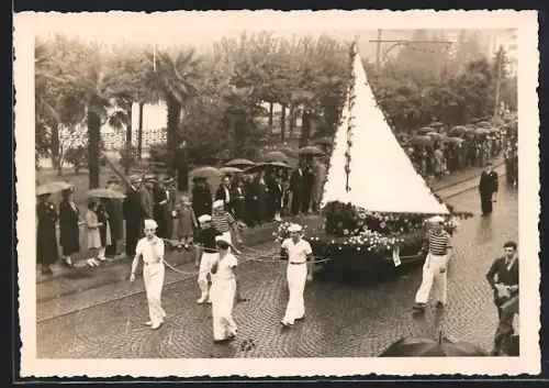 Foto-AK Lugano, Matrosen mit einem Festwagen als Boot