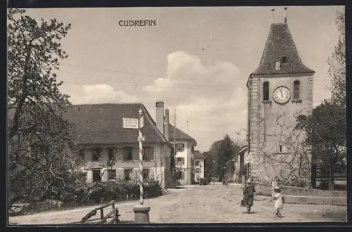 AK Cudrefin, Kreuzung mit Wegweiser und Blick zur Kirche