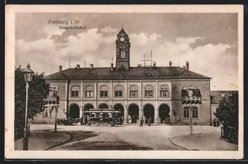 AK Freiburg / Breisgau, Strassenbahn und Kutsche vor dem Hauptbahnhof