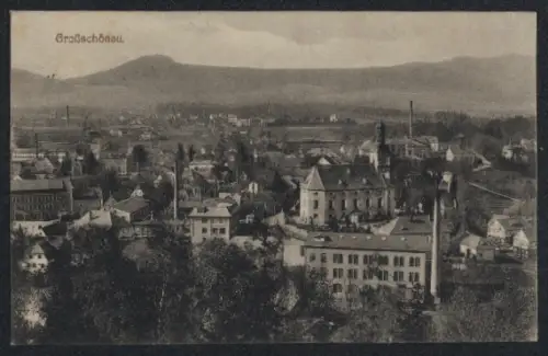 AK Grossschönau / Sachsen, Ortsansicht mit Fabrikgebäuden und Panorama