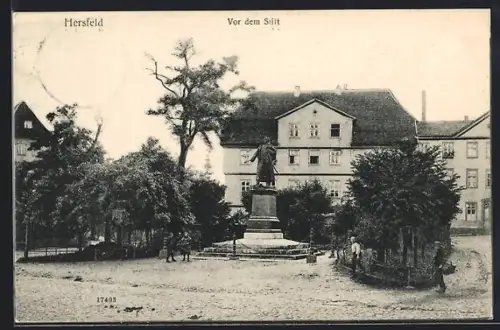 AK Hersfeld, Vor dem Stift, Denkmal und Platzansicht