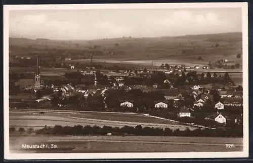 AK Neustadt i. Sa., Ortsansicht mit Kirche und umliegender Landschaft