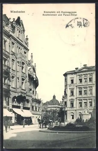 AK Wiesbaden, Kranzplatz mit Hygieagruppe, Kochbrunnen und Palast-Hotel