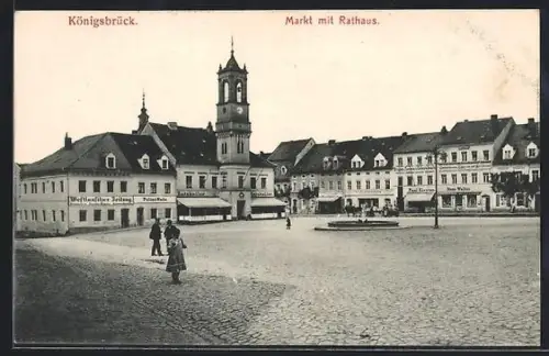 AK Königsbrück, Markt mit Rathaus und Kolonialwarengeschäften, Gebäude der Westlausitzer Zeitung