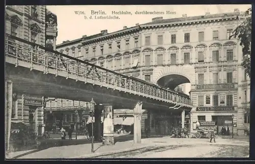 AK Berlin-Schöneberg, durchbrochenes Haus bei der Lutherkirche, Hochbahn