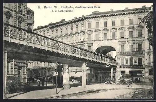 AK Berlin-Schöneberg, durchbrochenes Haus bei der Lutherkirche, Hochbahn