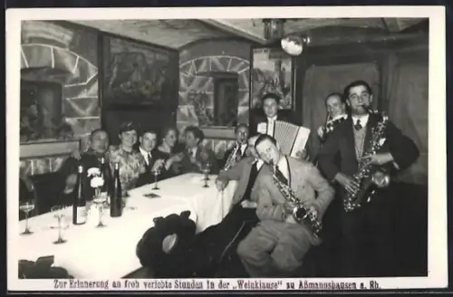 Foto-AK Assmannshausen a. Rh., Musiker und Gäste im Restaurant Weinklause