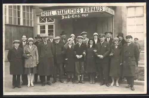 Foto-AK Bad Ems, Urlauber vor dem Hotel Staatliches Kurhaus in Bad Ems 1931