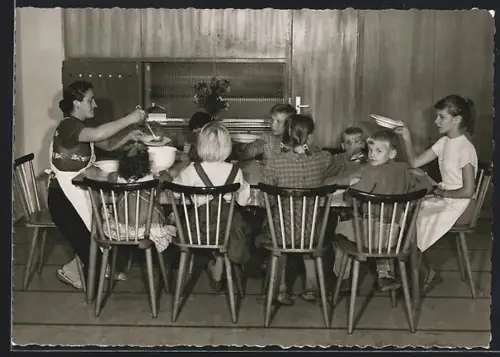 AK Eisenberg /Pfalz, SOS-Kinderdorf, Kinder beim Mittagessen