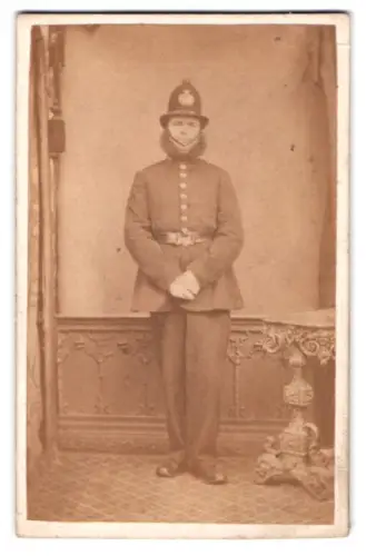Fotografie unbekannter Fotograf und Ort, englischer Polizist / Bobby in Uniform mit Chin Strap Bart
