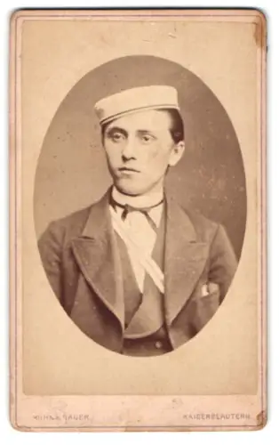 Fotografie Kühn & Bauer, Kaiserslautern, junger Student im Anzug mit Couleur