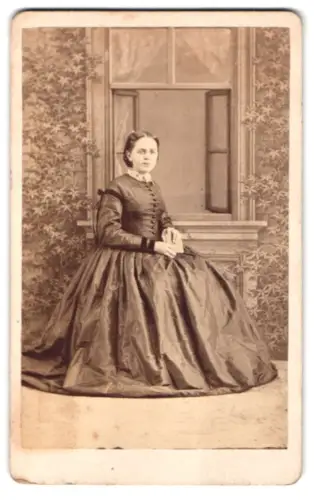 Fotografie Naumann, Leipzig, hübsches junges Mädchen vor einer Studiokulisse