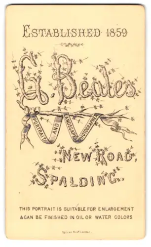 Fotografie G. Beales, Spalding, Name und Anschrift des Fotografen als Hölzerne Buchstaben