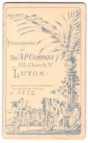 Fotografie A. P. Company, Luton, zwei Engel mit Plattenkamera machen eine Fotografie