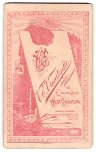 Fotografie V. E. Vandyck, West Croydon, Monogramm des Fotografen mit Anschrift auf einer Werbetafel, Plattenkamera
