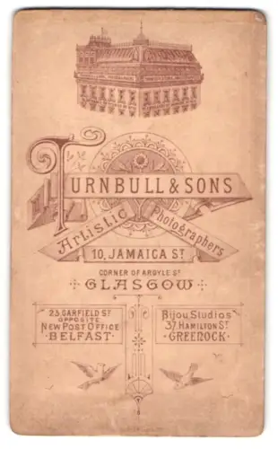 Fotografie Turnbull & Sons, Glasgow, Blick auf das Atelierhaus mit Anschrift der Filialen