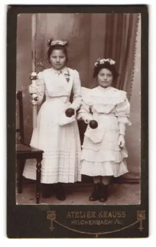 Fotografie Krauss, Hilchenbach i. W., zwei kleine Mädchen Emma & Adelheid Seubert zur Kommunion mit Kerze