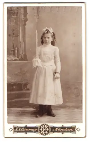 Fotografie F. X: Ostermayr, München, junges Mädchen zur Kommunion mit Kerze