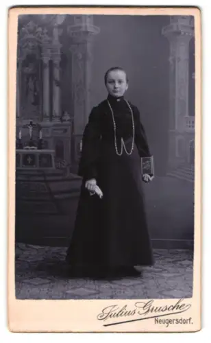 Fotografie Julius Grusche, Neugersdorf, junges Mädchen im schwarzen Kleid zur Kommunion