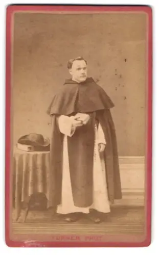 Fotografie E. Turner, Huy, junger Geistlicher im Habit mit Bibel in der Hand