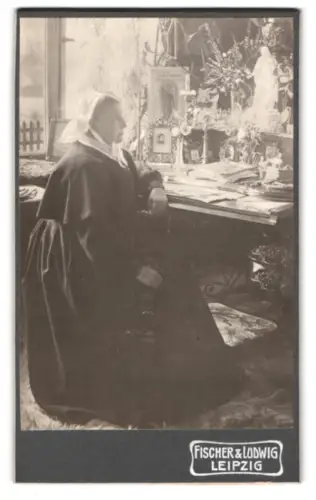 Fotografie Fischer & Ludwig, Leipzig, Nonne im Talar sitzt am Schreibtisch