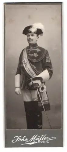 Fotografie Johs. Müller, Bonn, Student Gessler im vollen Wichs mit Schläger, 1905