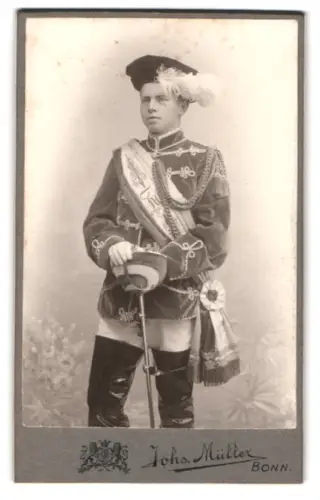 Fotografie Johs. Müller, Bonn, junger Student im vollen Wichs einer Schalgenden Verbindung mit Schläger