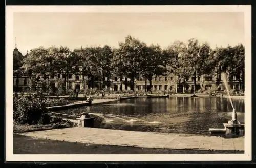 AK Cottbus, Schillerplatz mit Wasserbecken