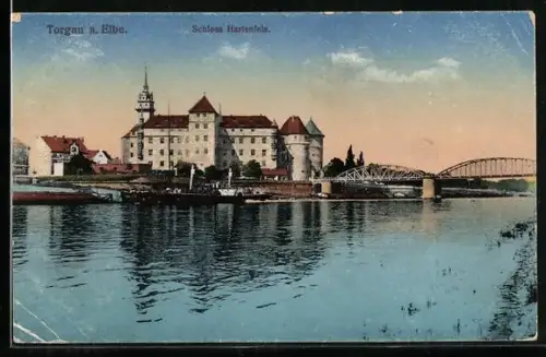AK Torgau a. Elbe, Schloss Hartenfels von der Elbe aus