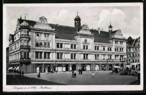 AK Torgau / Elbe, Passanten vor dem Rathaus