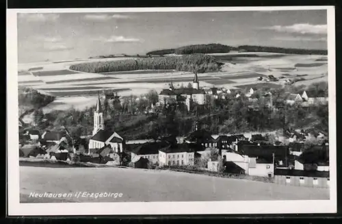 AK Neuhausen i. Erzgebirge, Ortsansicht aus der Vogelschau mit Schloss