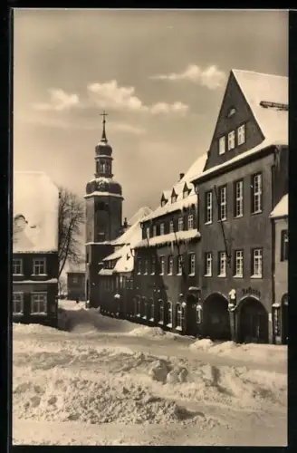AK Wolkenstein /Erzgeb., Verschneite Strassenansicht mit Kirche