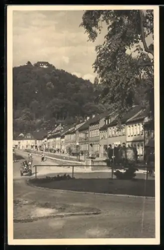 AK Leutenberg /Thür., Strassenpartie, Blick zum Schloss