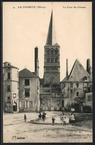 AK La Charité /Nièvre, La Cour du Château