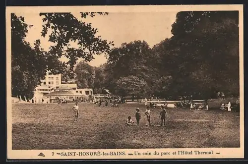 AK Saint-Honoré-les-Bains, Un coin du parc et l`Hôtel Thermal