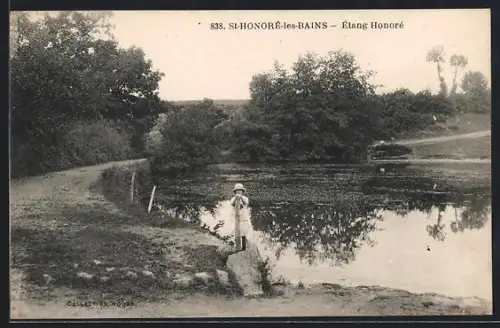 AK St-Honoré-les-Bains, Étang Honoré avec une personne sur le chemin bordant l`eau