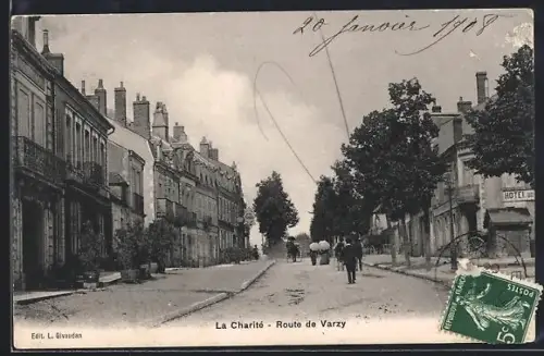 AK La Charité, Route de Varzy animée avec passants et bâtiments historiques