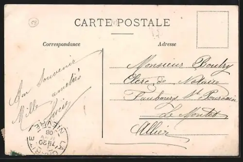 AK La Charité, Route de Varzy animée avec passants et bâtiments historiques