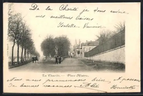 AK La Charité, Place Misère avec promeneurs et arbres alignés