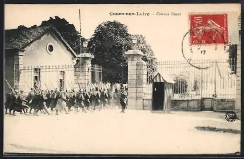 AK Cosne-sur-Loire, Caserne Binot avec soldats en marche