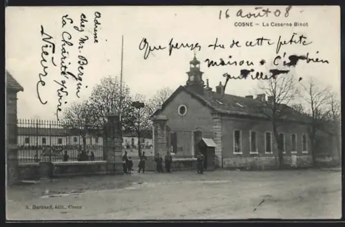 AK Cosne, La Caserne Binot avec des passants devant l`entrée